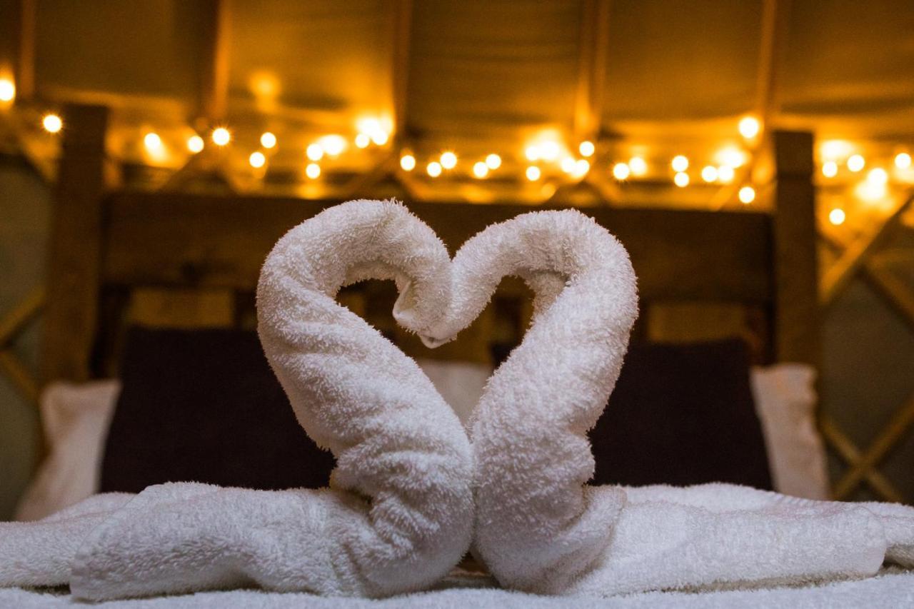 Secret Cloud House Holidays Luxury Yurts With Hot Tubs Cauldon Exteriér fotografie