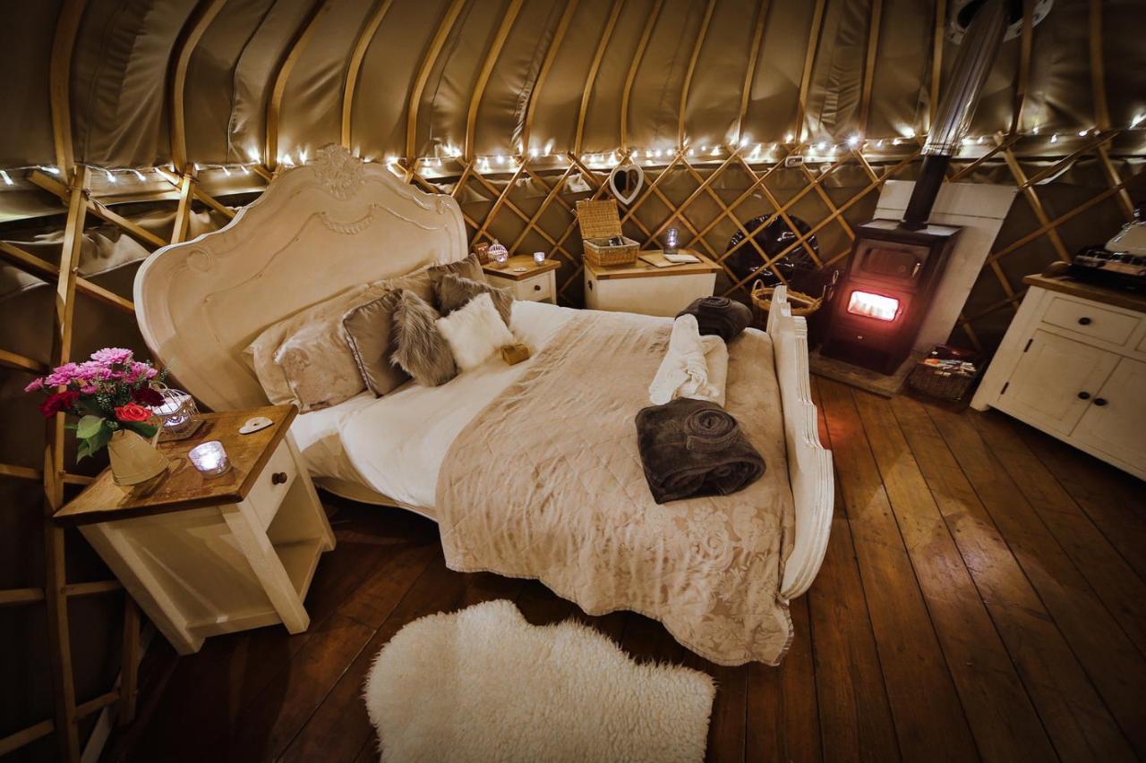 Secret Cloud House Holidays Luxury Yurts With Hot Tubs Cauldon Exteriér fotografie